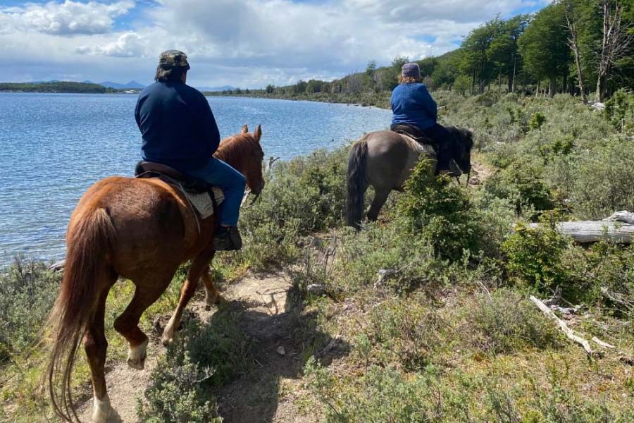 One-hour horseback ride and barbecue at Lake Escondido