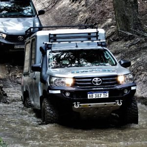 Excursión 4x4 en Ushuaia atravesando caminos de montaña y barro en la Patagonia