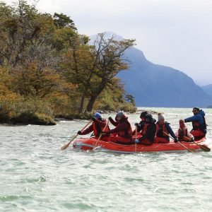 personas remando en una canoa en el parque nacional tierra del fuego